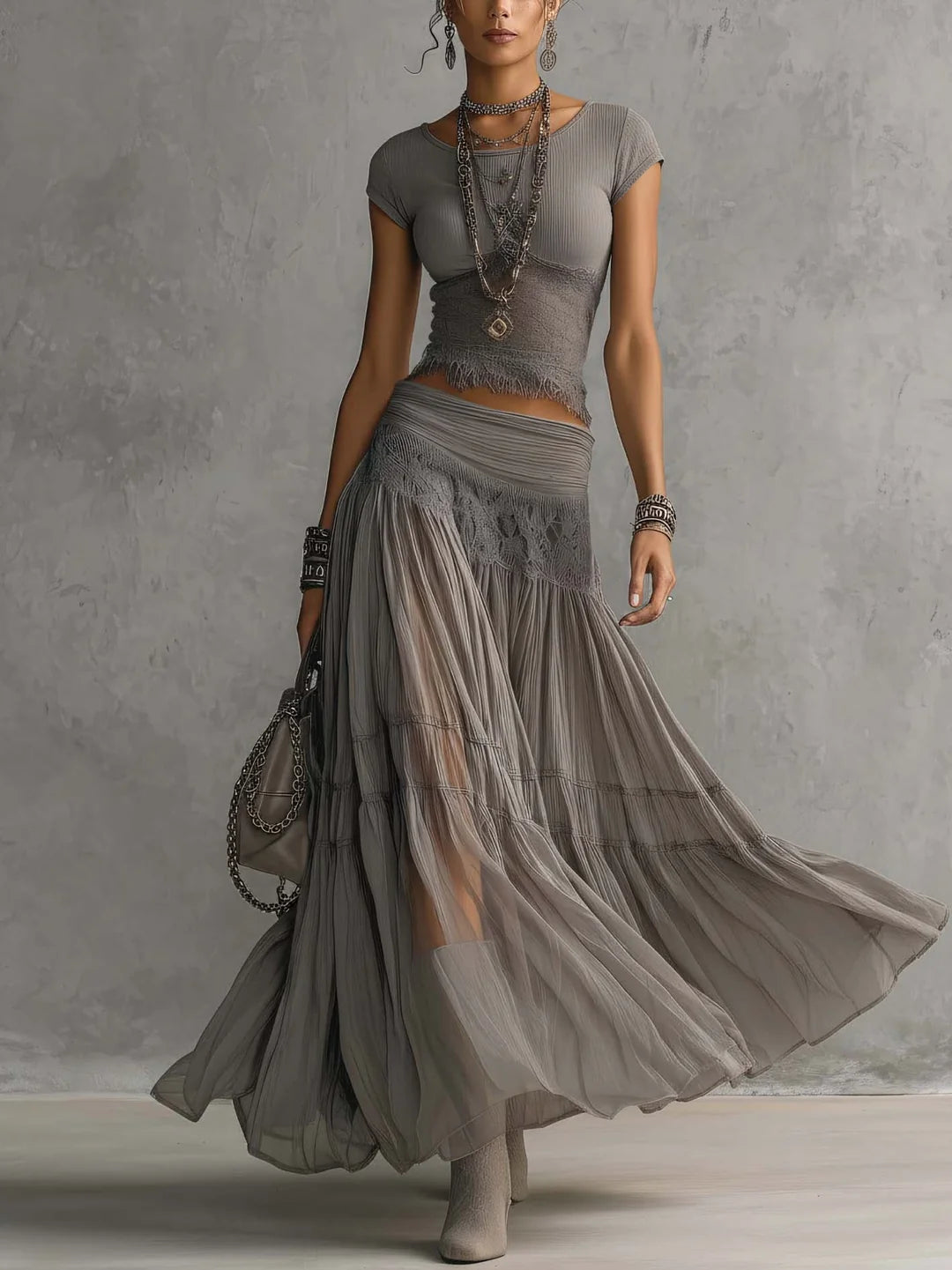 Completo Grigio con Top in Pizzo Trasparente e Gonna Maxi Plissettata